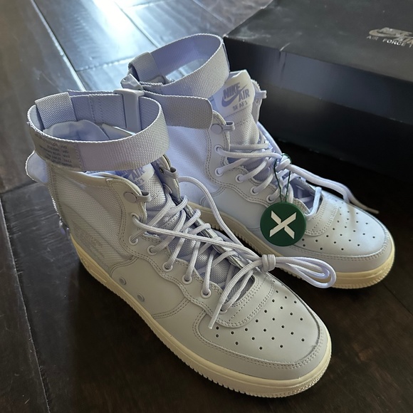NIB Nike SF AF1 Mid Air Force 1 Palest Purple Size US Women 7 or Men 5.5